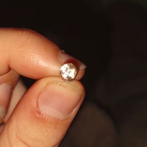 One gold and diamond stud earring